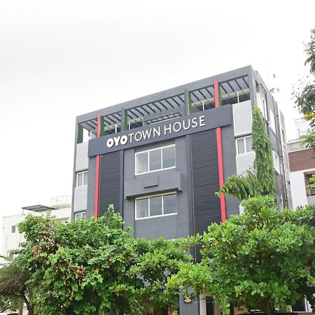فندق أو واي أو تاون هاوس 106 إيربورت رود Yelahanka المظهر الخارجي الصورة